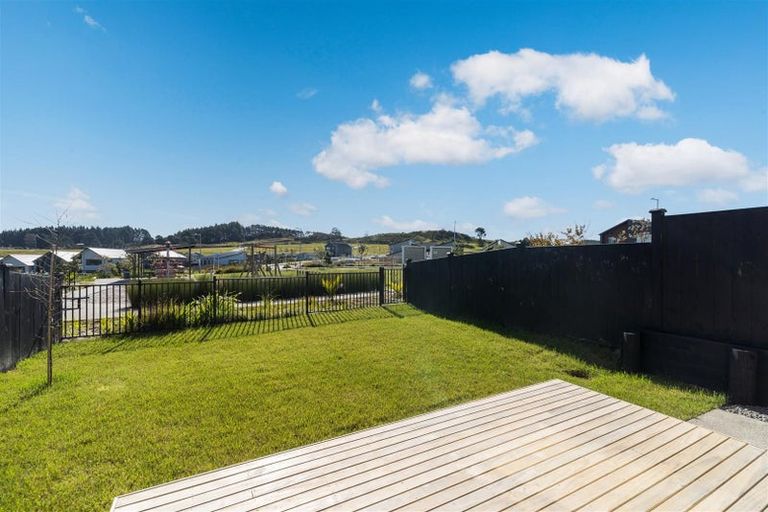 Photo of property in 8 Paparahi Place, Wainui, 0992