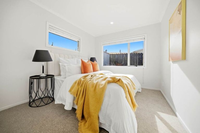 Photo of property in 12 Quincey Place, Massey, Auckland, 0614