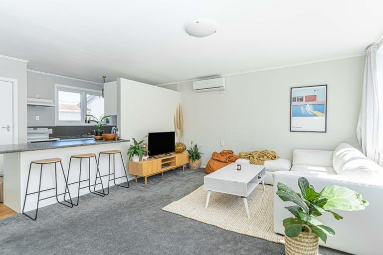Photo of property in 4/55 Apu Crescent, Lyall Bay, Wellington, 6022