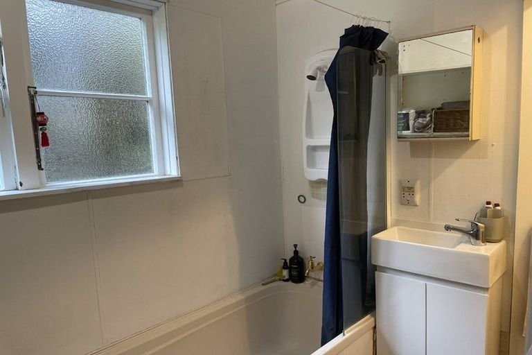 Photo of property in 42 Pokohiwi Road, Normandale, Lower Hutt, 5010