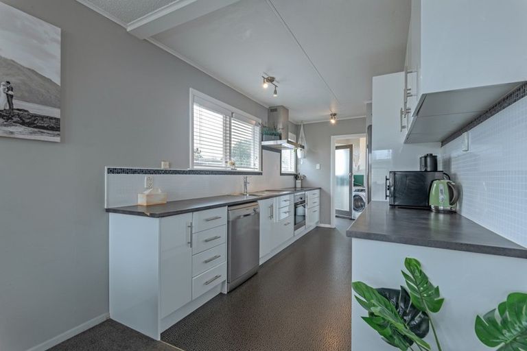 Photo of property in 8 Cohen Place, Milson, Palmerston North, 4414