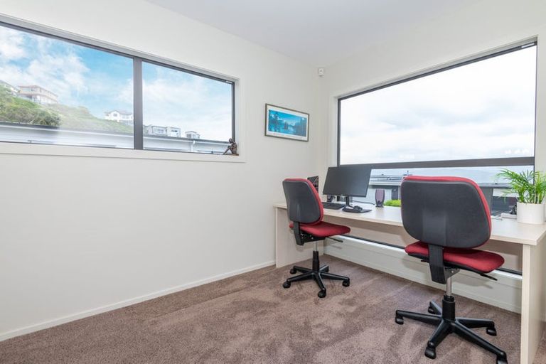 Photo of property in 14 Cromwell Point, Newlands, Wellington, 6037