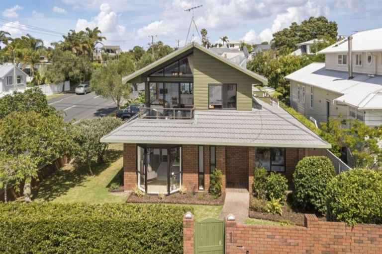 Photo of property in 2/20a Old Lake Road, Narrow Neck, Auckland, 0624