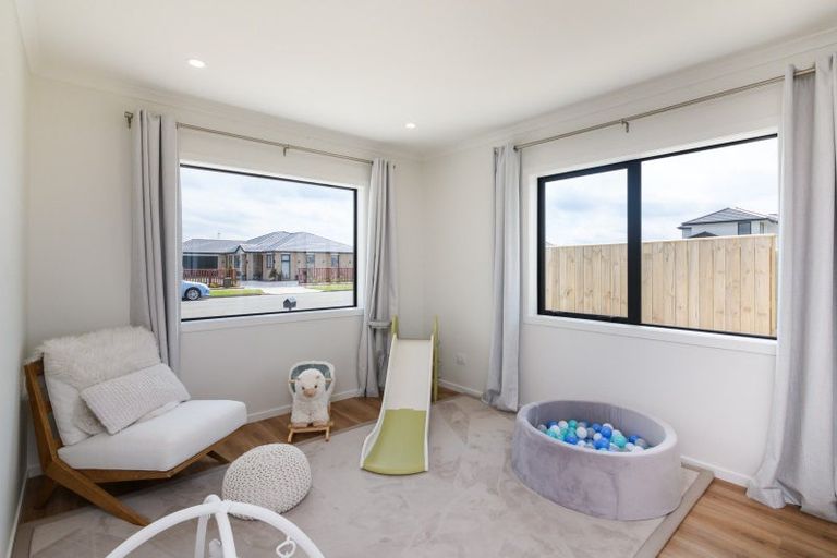 Photo of property in 12 Corsica Court, Fitzherbert, Palmerston North, 4410