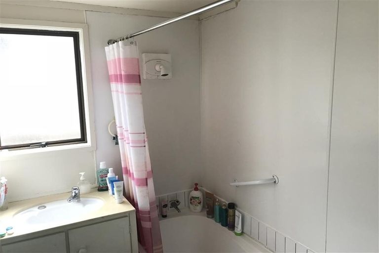 Photo of property in 33 Glen Vista Place, Bayview, Auckland, 0629