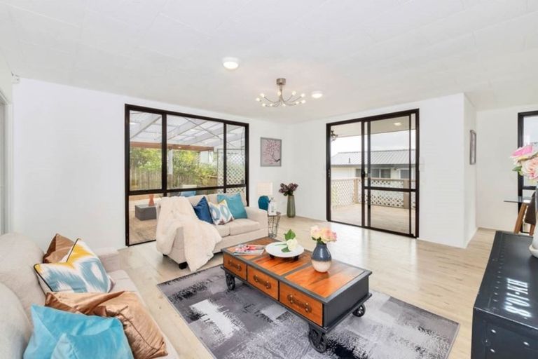 Photo of property in 11 Jumento Place, Unsworth Heights, Auckland, 0632