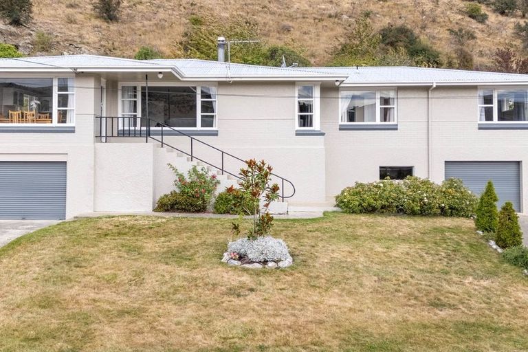 Photo of property in 107 Branxholm Street, Roxburgh, 9500