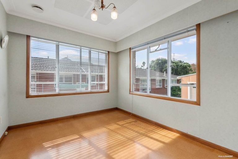 Photo of property in 49 Yeovil Road, Te Atatu Peninsula, Auckland, 0610