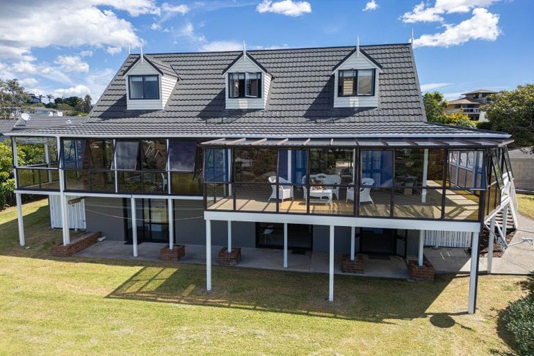 Photo of property in 15 Higham Ferrers Place, Red Beach, 0932