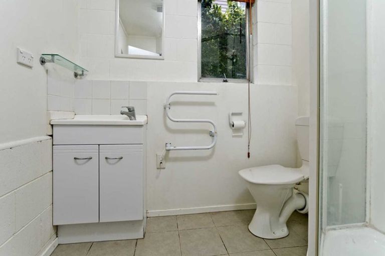 Photo of property in 7 Heather Place, Sunnynook, Auckland, 0620