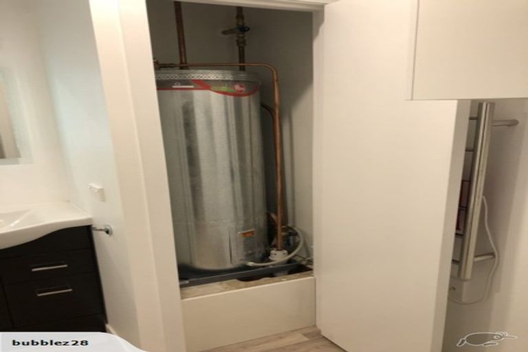 Photo of property in 5 Ngatoa Place, Glenfield, Auckland, 0629