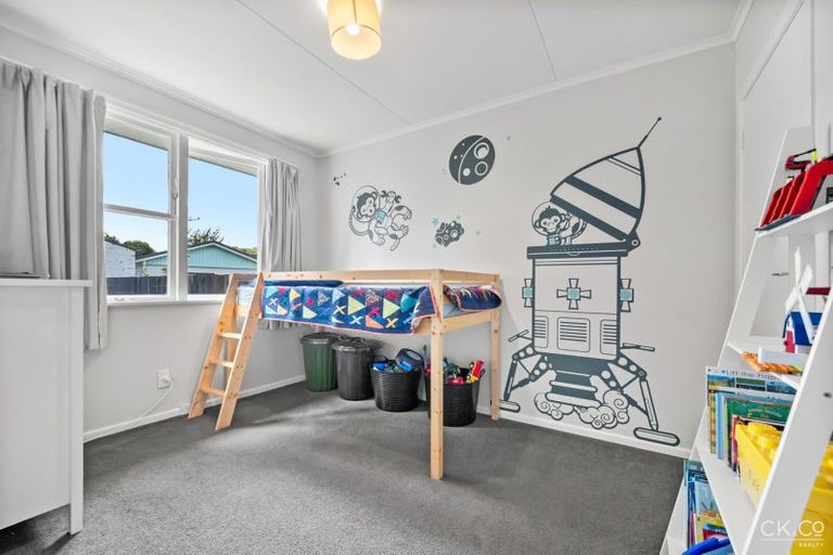 Photo of property in 15 Parera Grove, Heretaunga, Upper Hutt, 5018