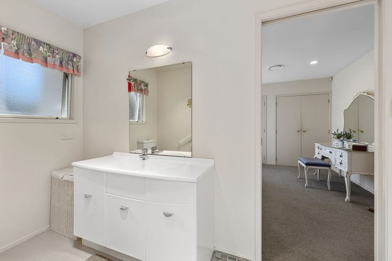 Photo of property in 2/18 Ngahere Views, Orewa, 0931