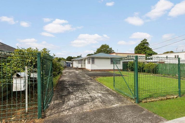 Photo of property in 53 Beaubank Road, Kelston, Auckland, 0602