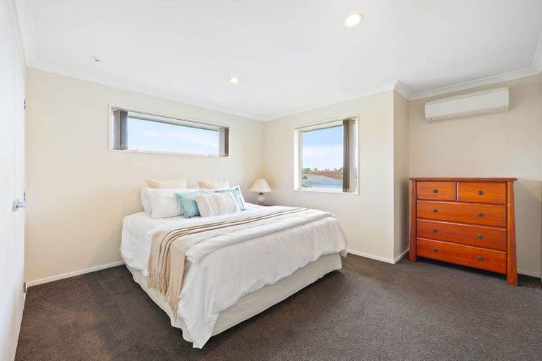 Photo of property in 111 Lake Panorama Drive, Henderson Valley, Auckland, 0612