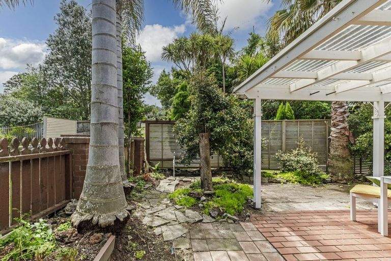 Photo of property in 1/7 Tallington Crescent, Torbay, Auckland, 0630