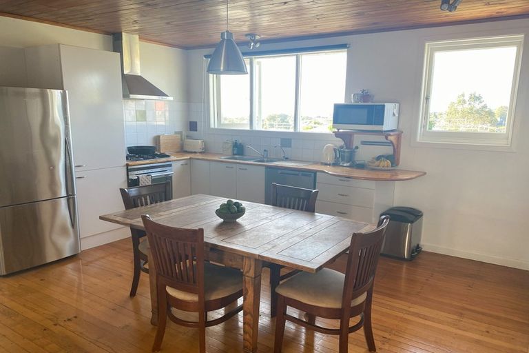 Photo of property in 2 West Glade Crescent, Birkenhead, Auckland, 0626