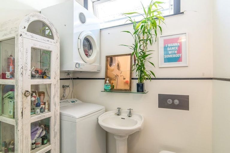 Photo of property in 15 Dee Street, Island Bay, Wellington, 6023