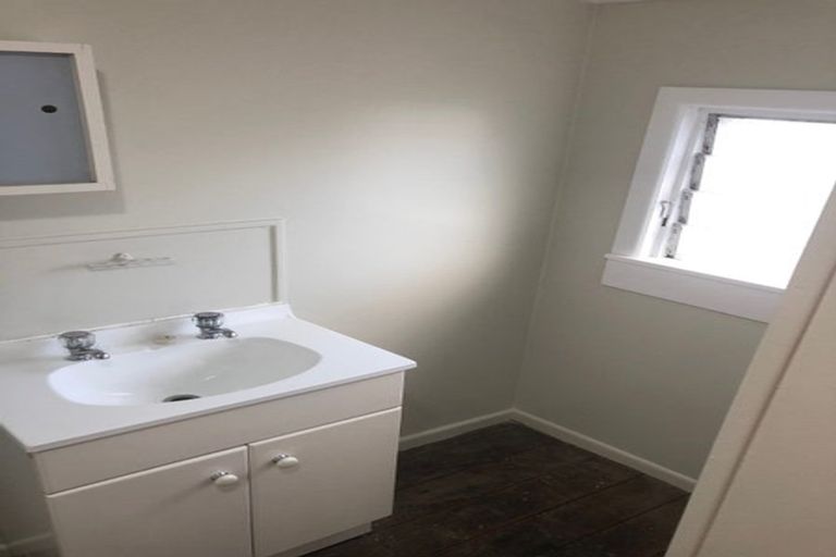 Photo of property in 51 Onewa Road, Northcote, Auckland, 0627