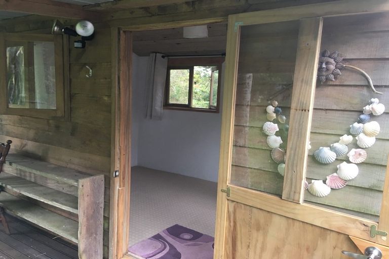 Photo of property in 48 Turanga Road, Henderson Valley, Auckland, 0612