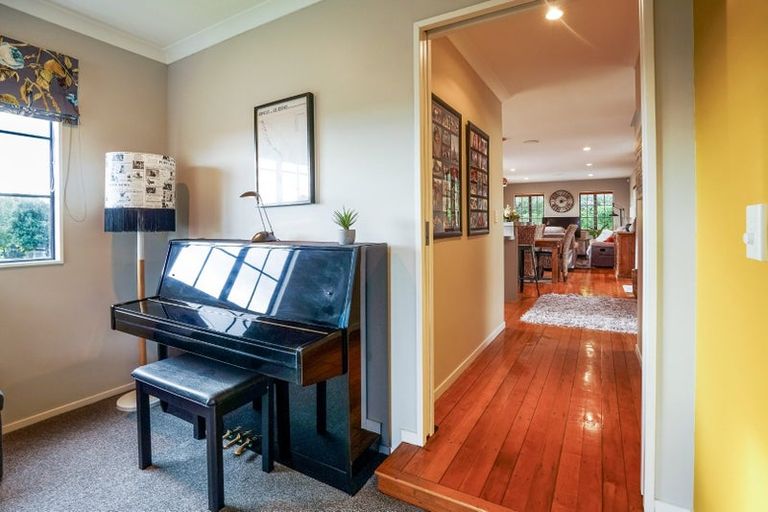 Photo of property in 16 La Lena Grove, Fitzherbert, Palmerston North, 4410