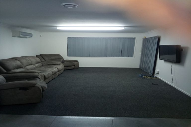 Photo of property in 17 Montego Place, Weymouth, Auckland, 2103