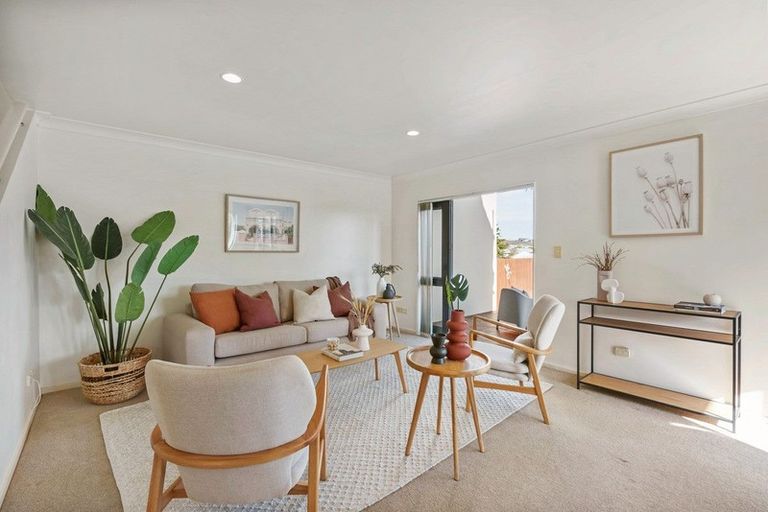 Photo of property in 1/14 Ponderosa Drive, Oteha, Auckland, 0632