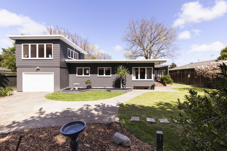 Photo of property in 562 Featherston Street, Roslyn, Palmerston North, 4414