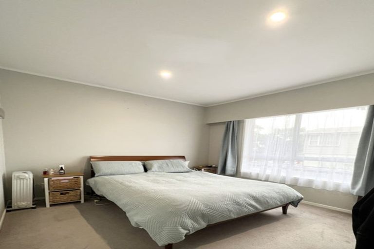 Photo of property in 1/214 Sunnynook Road, Totara Vale, Auckland, 0627