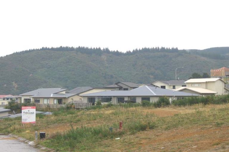 Photo of property in 13a James Nairn Grove, Riverstone Terraces, Upper Hutt, 5018