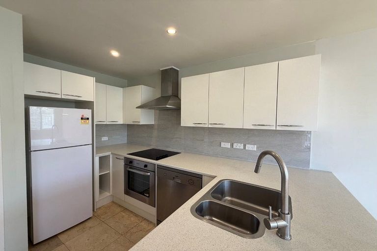 Photo of property in 28 Baulcomb Parade, Windsor Park, Auckland, 0632