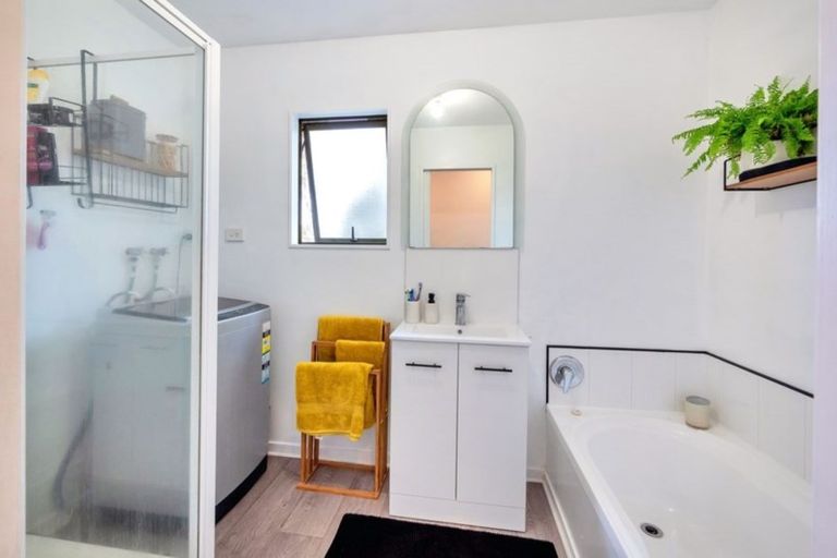 Photo of property in 15 Empressa Heights, Helensville, 0800