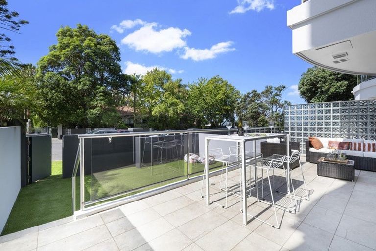 Photo of property in 175h Hurstmere Road, Takapuna, Auckland, 0622