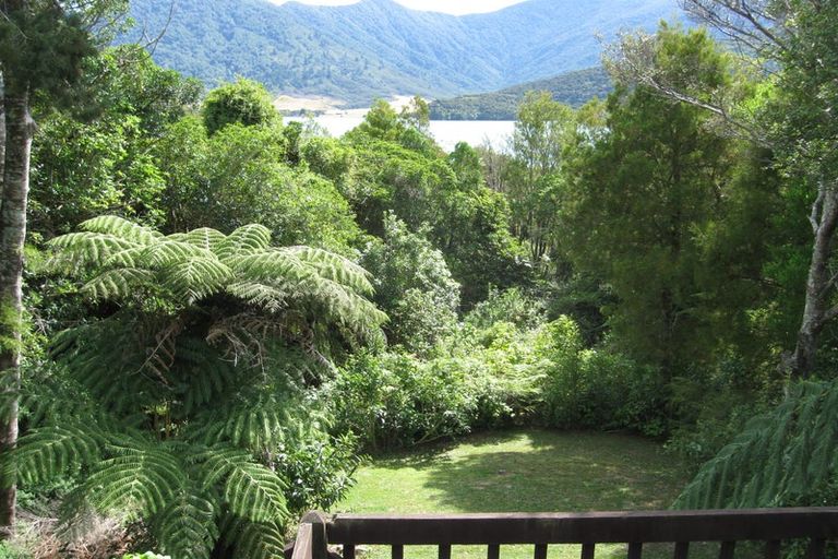 Photo of property in 14 Sandy Bay Road, Black Rock, Picton, 7282