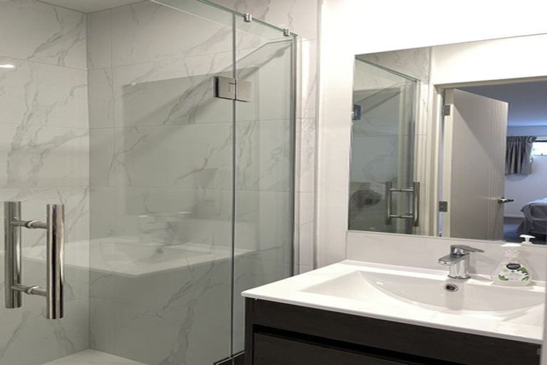 Photo of property in 4/4 Mcquoid Place, Glenfield, Auckland, 0629