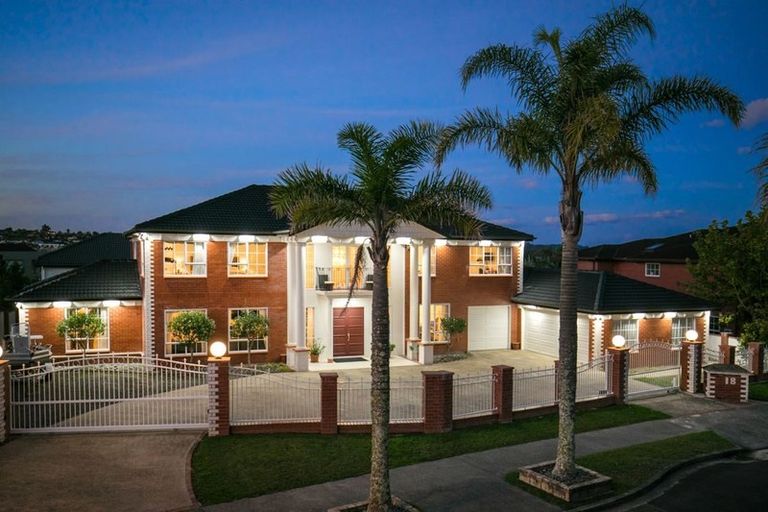 Photo of property in 18 Mansion Court, West Harbour, Auckland, 0618