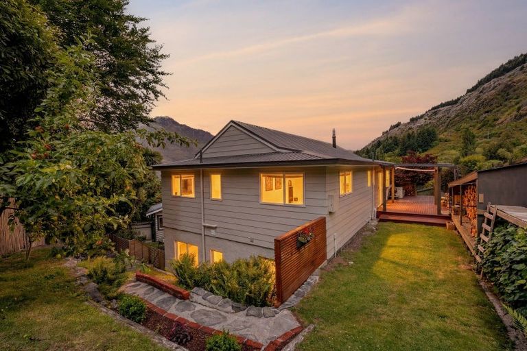 Photo of property in 2 Evergreen Place, Sunshine Bay, Queenstown, 9300