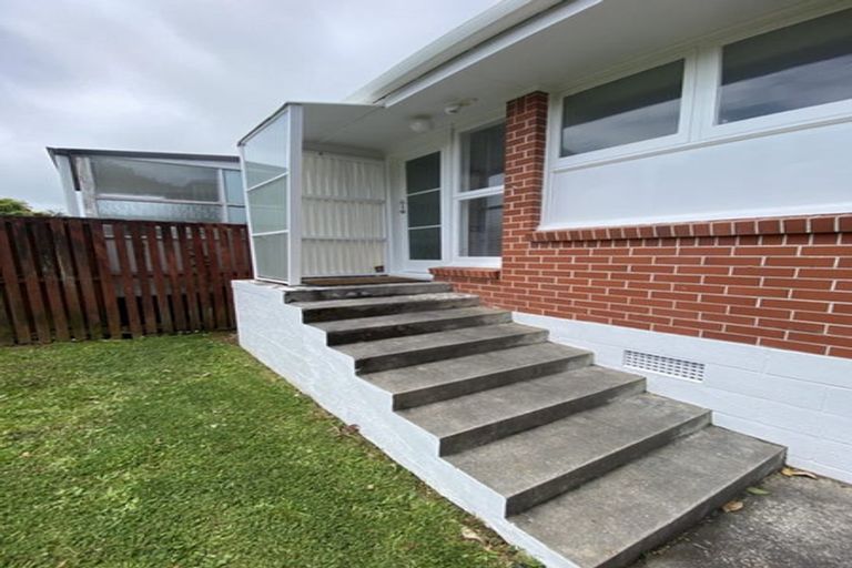 Photo of property in 2/38 Holland Road, Hillcrest, Auckland, 0627