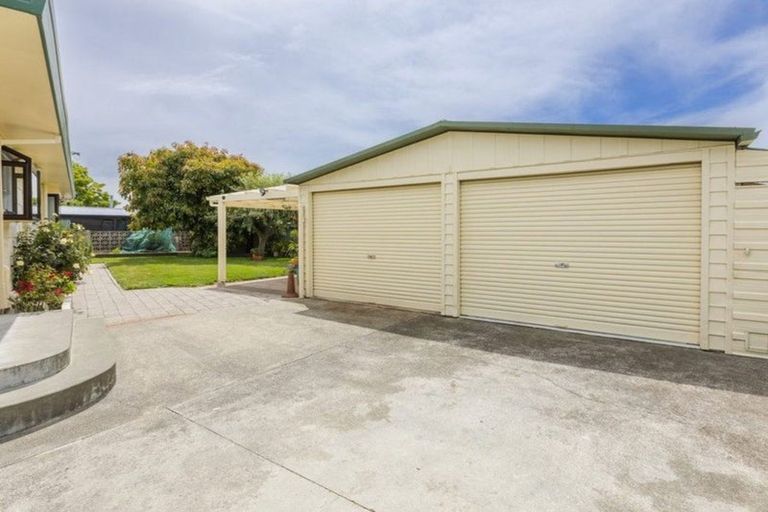 Photo of property in 9 Deakin Place, Clive, 4102