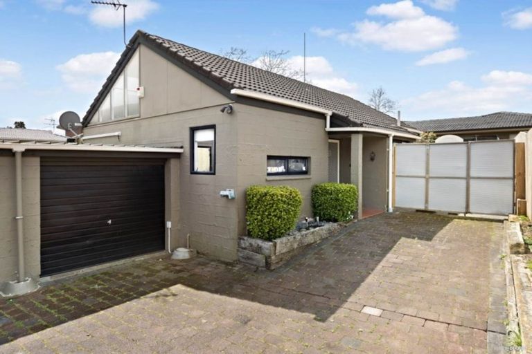 Photo of property in 2/84 Prince Regent Drive, Half Moon Bay, Auckland, 2012