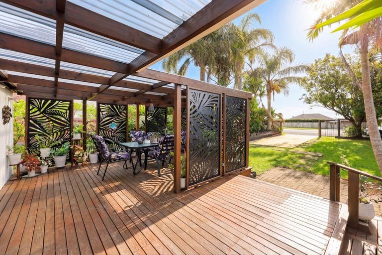 Photo of property in 100 Torkar Road, Clarks Beach, 2122