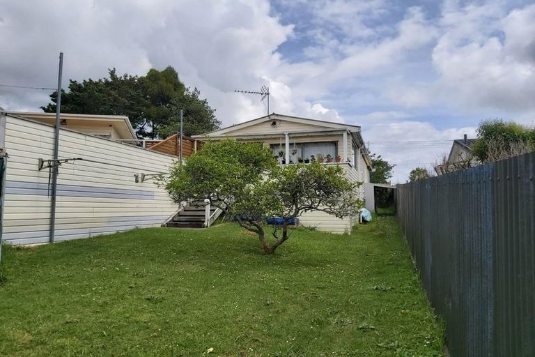 Photo of property in 40 Waimumu Road, Massey, Auckland, 0614