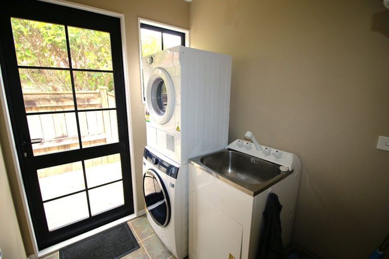 Photo of property in 16 La Lena Grove, Fitzherbert, Palmerston North, 4410