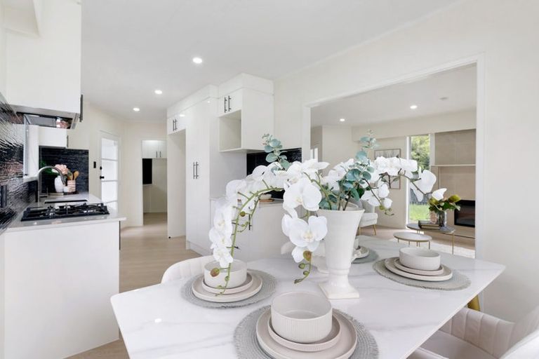 Photo of property in 17 Nan Place, Pakuranga Heights, Auckland, 2010