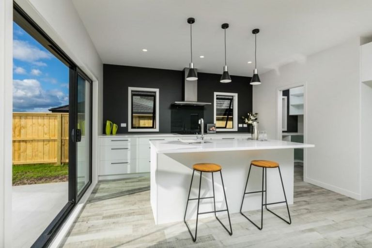 Photo of property in 17 Papa Orchard Drive, Kumeu, 0810