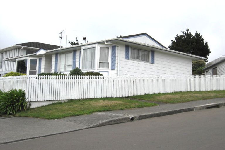 Photo of property in 6 Cheltenham Terrace, Newlands, Wellington, 6037