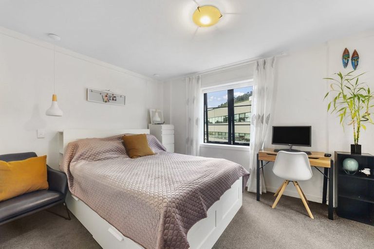 Photo of property in Westhaven Apartments, 2/127 Molesworth Street, Thorndon, Wellington, 6011
