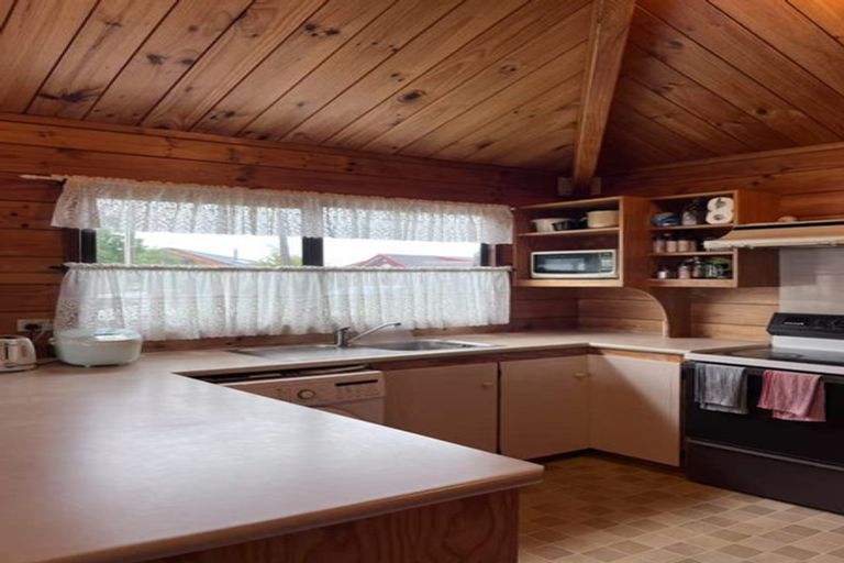 Photo of property in 86 Luckens Road, West Harbour, Auckland, 0618