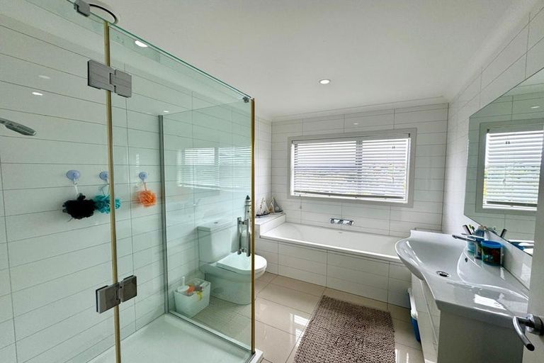 Photo of property in 15 Tuatini Place, Long Bay, Auckland, 0630