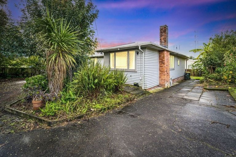 Photo of property in 4 Grainger Road, Te Atatu South, Auckland, 0610